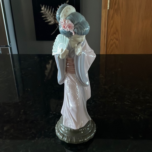 Lladro 1978 Porcelain Timid Geisha, Retired, 12” tall, excellent condition! - Picture 2 of 2